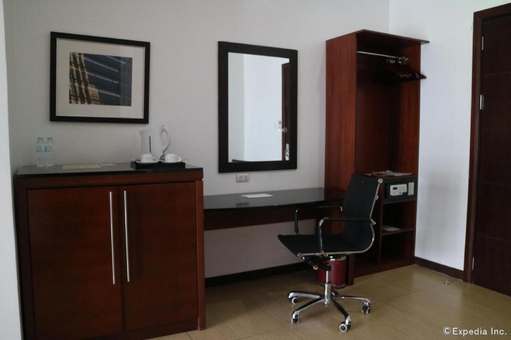 Avenue Suites Bacolod Exterior photo