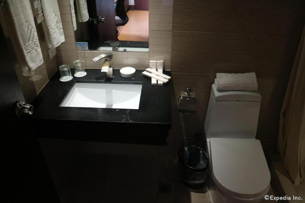 Avenue Suites Bacolod Exterior photo