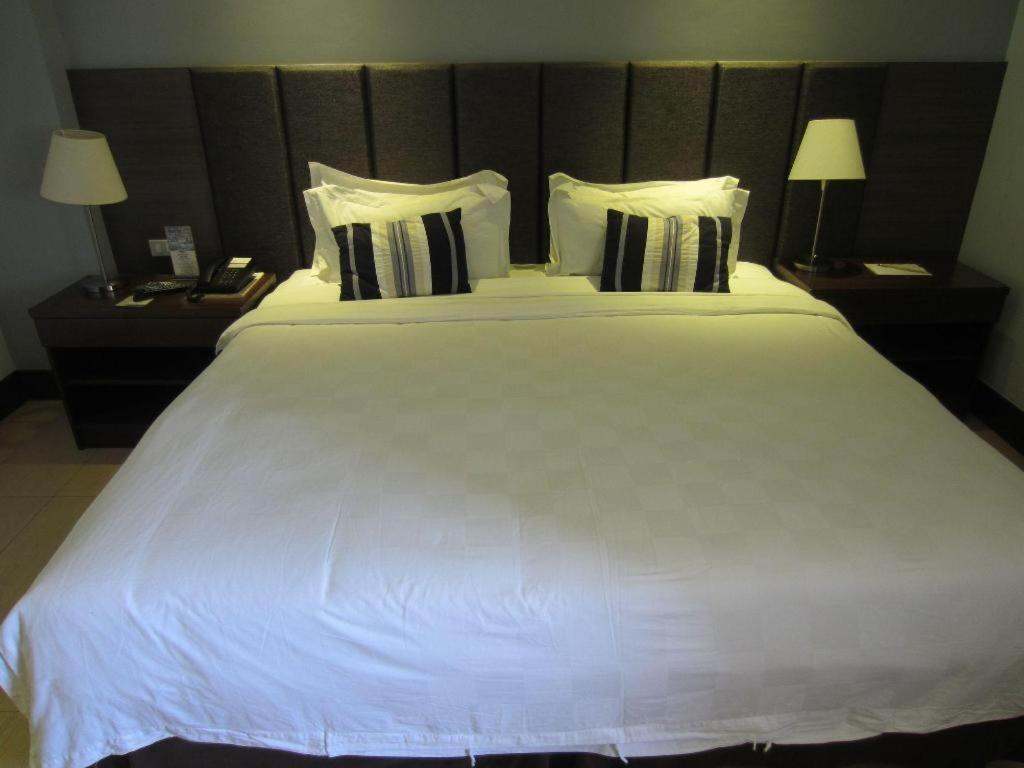 Avenue Suites Bacolod Exterior photo