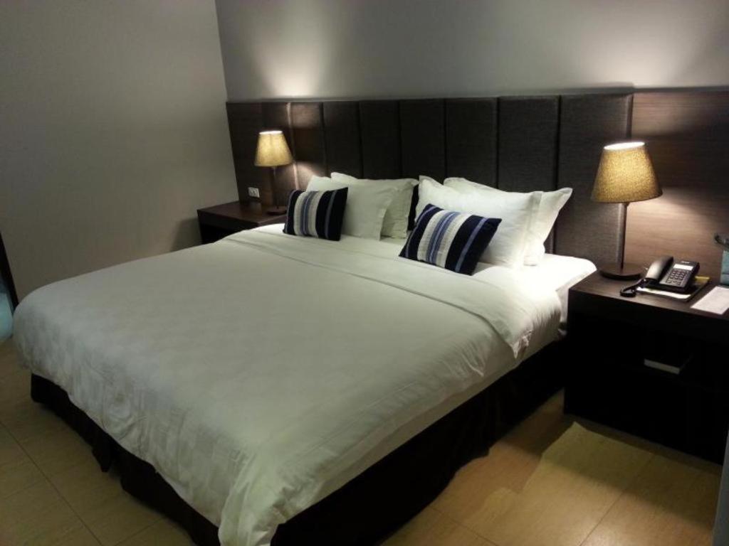 Avenue Suites Bacolod Exterior photo