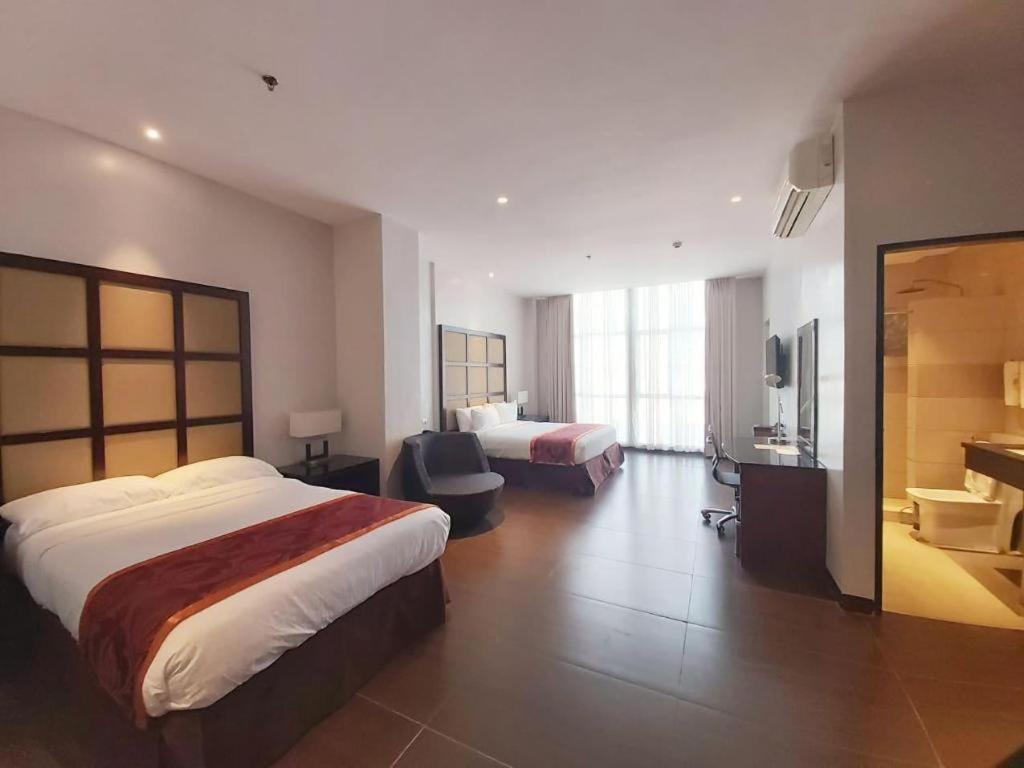 Avenue Suites Bacolod Exterior photo