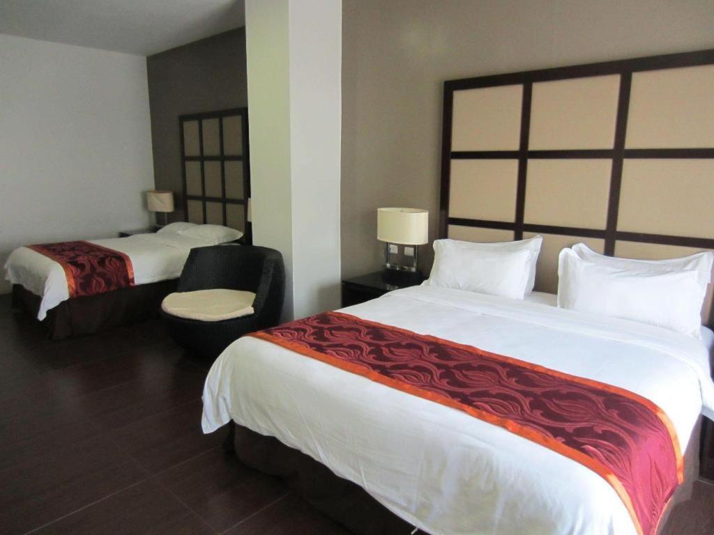 Avenue Suites Bacolod Exterior photo